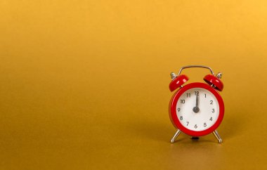 Kırmızı retro alarm saati