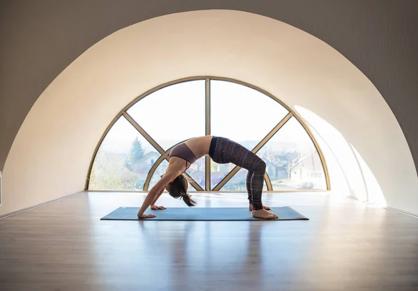 Chica practicando yoga —  Fotos de Stock