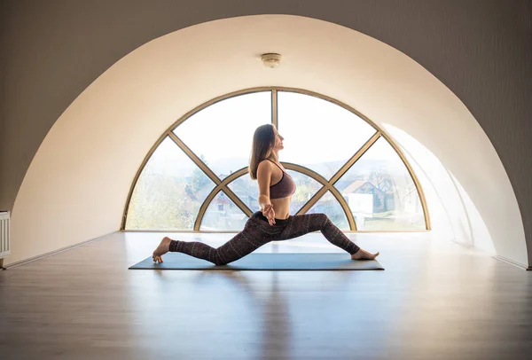 Chica practicando yoga —  Fotos de Stock