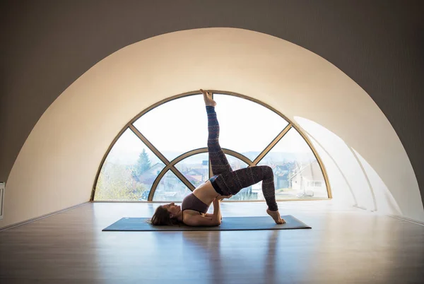 Chica practicando yoga —  Fotos de Stock