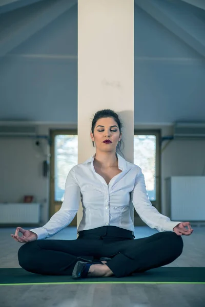 Yoga en el trabajo —  Fotos de Stock