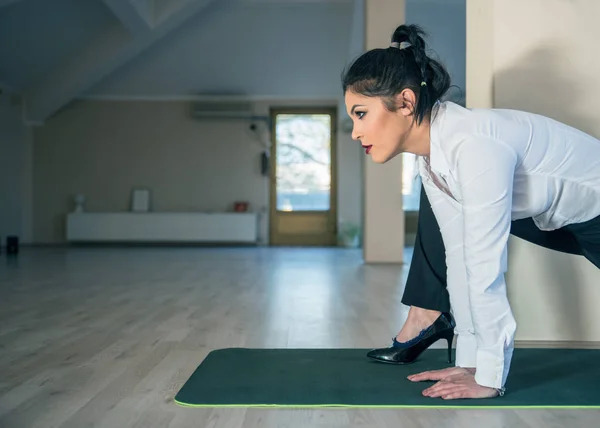 Yoga en el trabajo —  Fotos de Stock