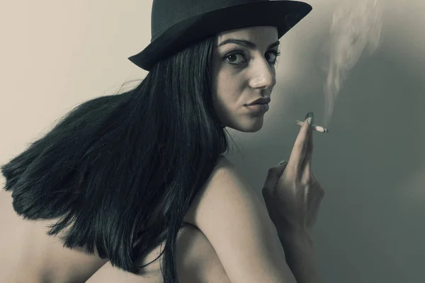 女の子は、タバコを吸う — ストック写真