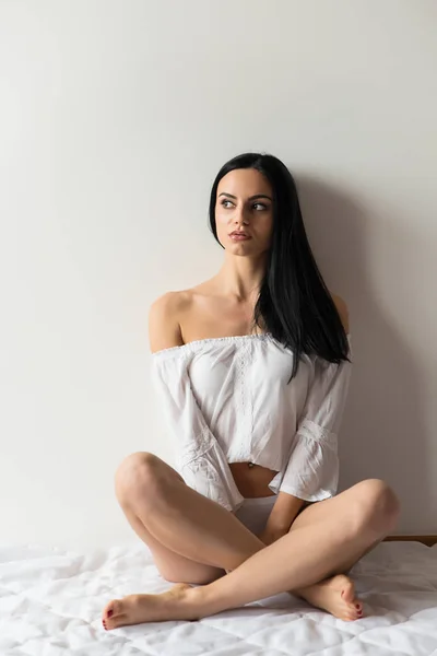 Chica en blanco —  Fotos de Stock