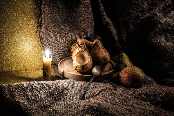 Peras en un plato de madera — Foto de Stock