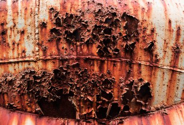 Aşınmayla kaplı eski bir metal parçası.