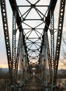 Eski demiryolu köprüsü yıkıldı ve işlevsel değil.