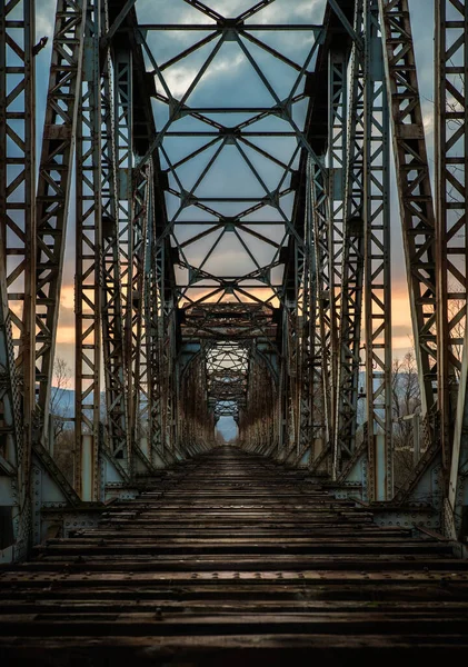无法使用的旧铁路桥 — 图库照片
