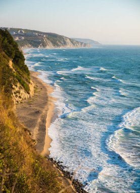 Kaya ve deniz kıyılarıyla güzel bir manzara.