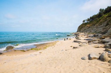Kaya ve deniz kıyılarıyla güzel bir manzara.