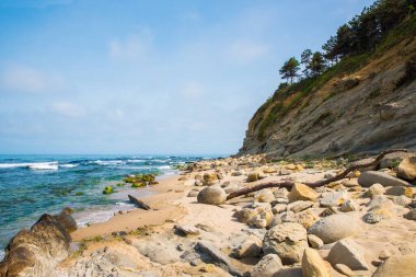 Kaya ve deniz kıyılarıyla güzel bir manzara.