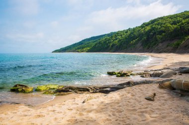 Kaya ve deniz kıyılarıyla güzel bir manzara.