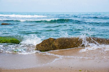 Kaya ve deniz kıyılarıyla güzel bir manzara.