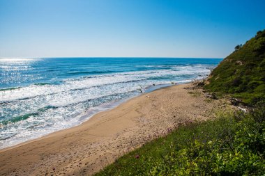 Kaya ve deniz kıyılarıyla güzel bir manzara.