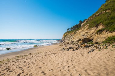 Kaya ve deniz kıyılarıyla güzel bir manzara.