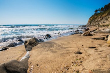 Kaya ve deniz kıyılarıyla güzel bir manzara.