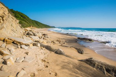 Kaya ve deniz kıyılarıyla güzel bir manzara.