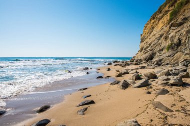 Kaya ve deniz kıyılarıyla güzel bir manzara.