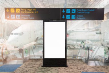 Havaalanı arka planındaki boş reklam panosu büyük LCD reklamı