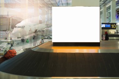 Havaalanı arka planındaki boş reklam panosu büyük LCD reklamı