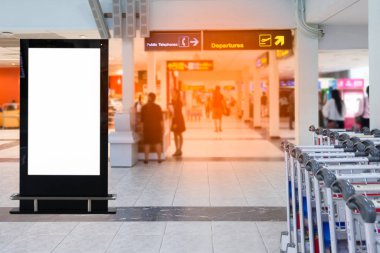  Havaalanı arka planındaki boş reklam panosu büyük LCD reklamı