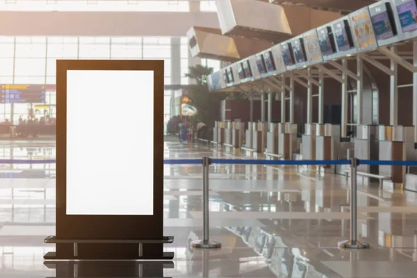 Cartellone Pubblicitario Vuoto Sullo Sfondo Dell Aeroporto Grande Pubblicità Lcd — Foto Stock