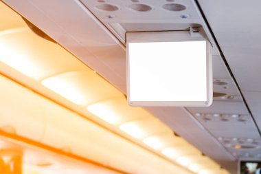 Havaalanı arka planındaki boş reklam panosu büyük LCD reklamı