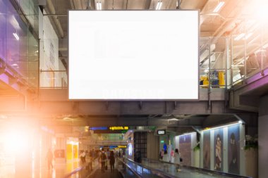 Havaalanı arka planındaki boş reklam panosu büyük LCD reklamı