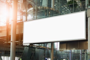 Havaalanı arka planındaki boş reklam panosu büyük LCD reklamı