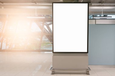 Havaalanı arka planındaki boş reklam panosu büyük LCD reklamı