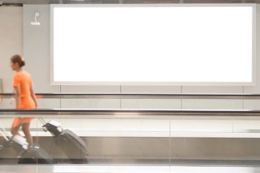 Havaalanı arka planındaki boş reklam panosu büyük LCD reklamı