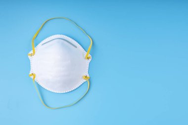 Solunum maskesi izole edildi. Koruma konsepti. Kirliliğe, virüse, gribe ve koronavirüse karşı yüz maskesi koruması. Boşluğu kopyala