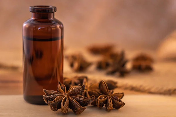 Karamel renkli şişede anason tohumlu anason yağı.