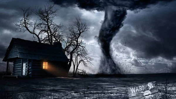 Tornado perto da casa solitária — Fotografia de Stock