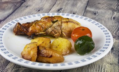 Patates ve krema hardallı tavuk rostosu.
