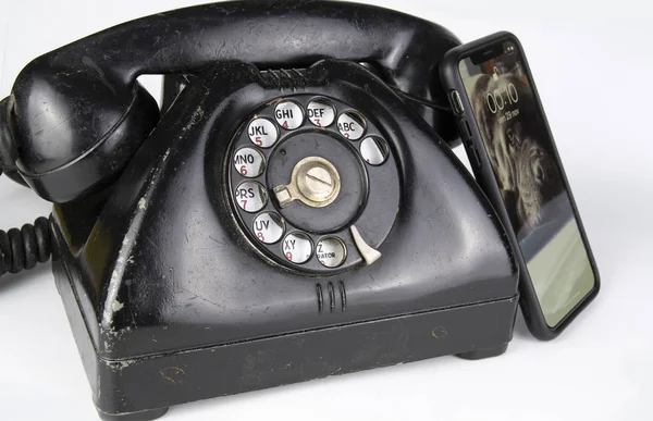 1950年带有2018年移动电话的电话 — 图库照片