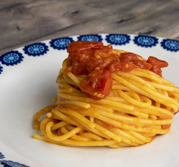 Espaguetis Con Tomate Fresco Queso Pecorino —  Fotos de Stock