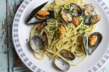 Spaghetti with clams and mussels