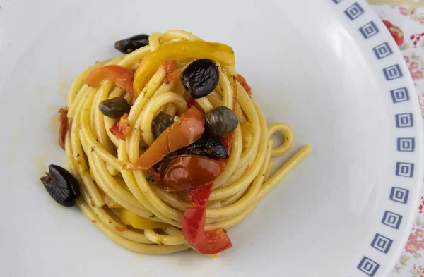 Bucatini Mit Paprika Kapern Oliven Und Kirschtomaten — Stockfoto