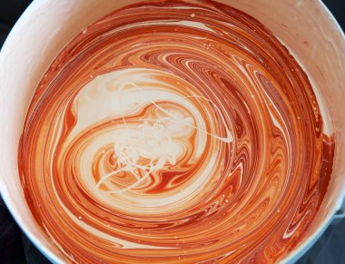 Beyaz boyadan elde edilen turuncu boya, kırmızı ve sarı eklenmiş..