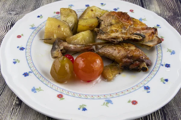 Pájaro Guinea Horno Con Papas Romero Mostaza Cremona —  Fotos de Stock