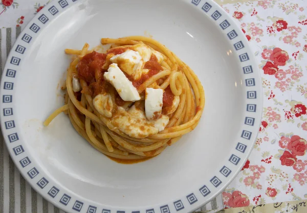 Bucatini Pasta Alla Sorrentina Mit Tomaten Und Mozzarella — Stockfoto