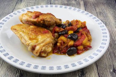 Biberli tavuk, zeytin ve vişneli domates