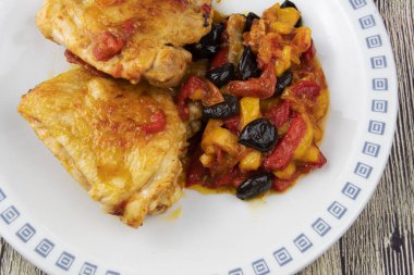 Biberli tavuk, zeytin ve vişneli domates