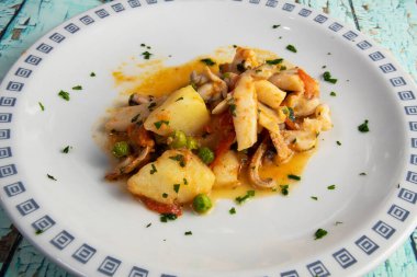  Bezelye, patates ve domatesli mürekkep balığı..