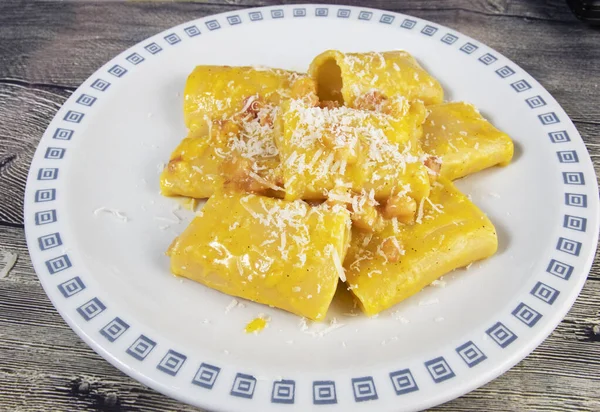 Carbonara Paccheri Pasta Mit Speck Eiern Pfeffer Und Pecorino — Stockfoto