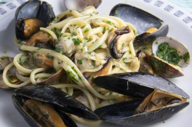 Midyeli ve midyeli spagetti.