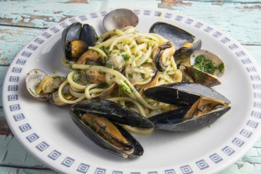 Midyeli ve midyeli spagetti.