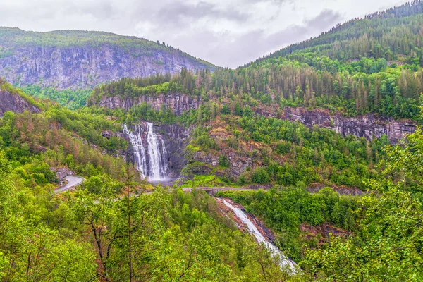 Pemandangan air terjun Skjervsfossen pada hari hujan musim panas. — Stok Foto