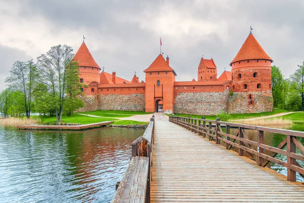 Castillo de la isla de Trakai se encuentra en Trakai en el lago Galve.Lithuani — Foto de Stock